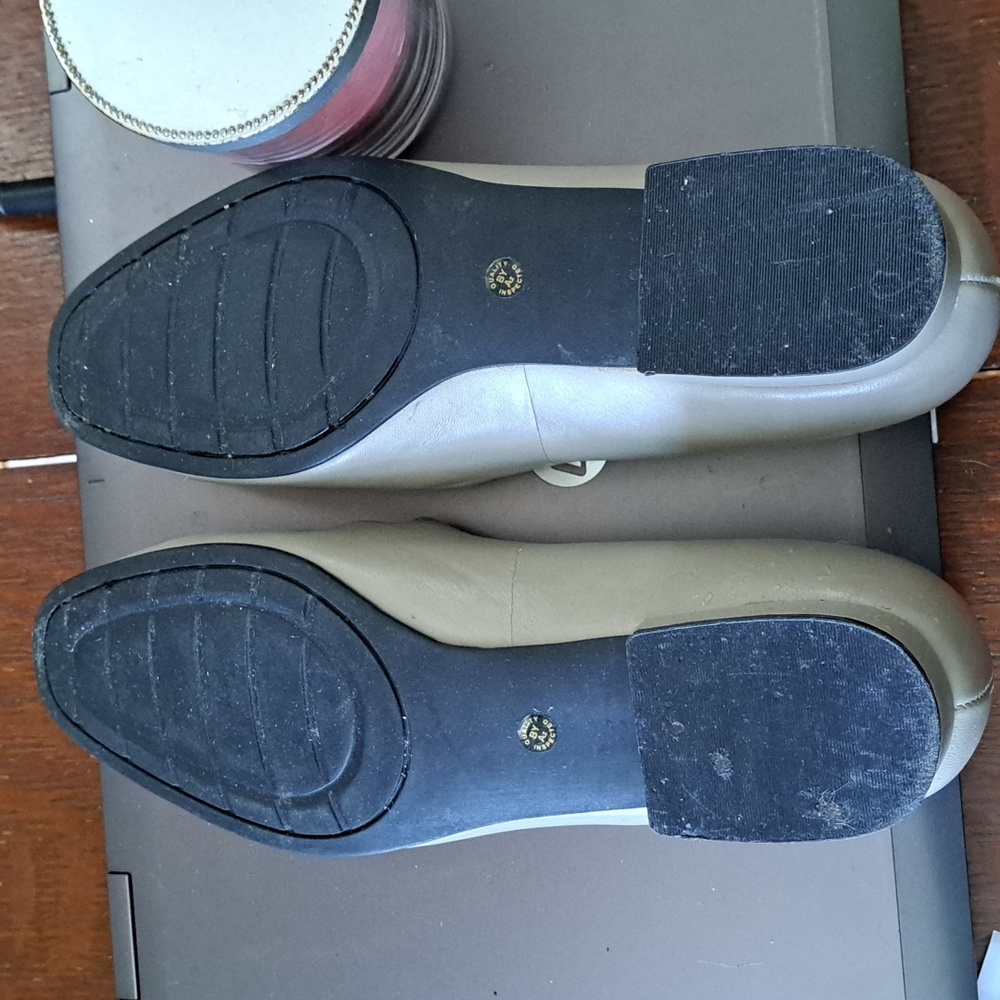 Elegant Women's Dark Bone  Flats Liz Baker size 8W - Picture 9 of 9
